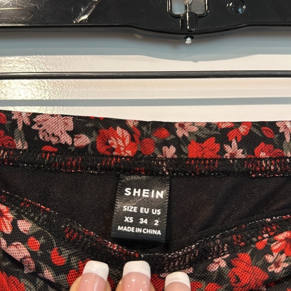 Lettuce Trim Ditsy Black and Red Floral Print Skirt Size XS/2 - Picture 6 of 6